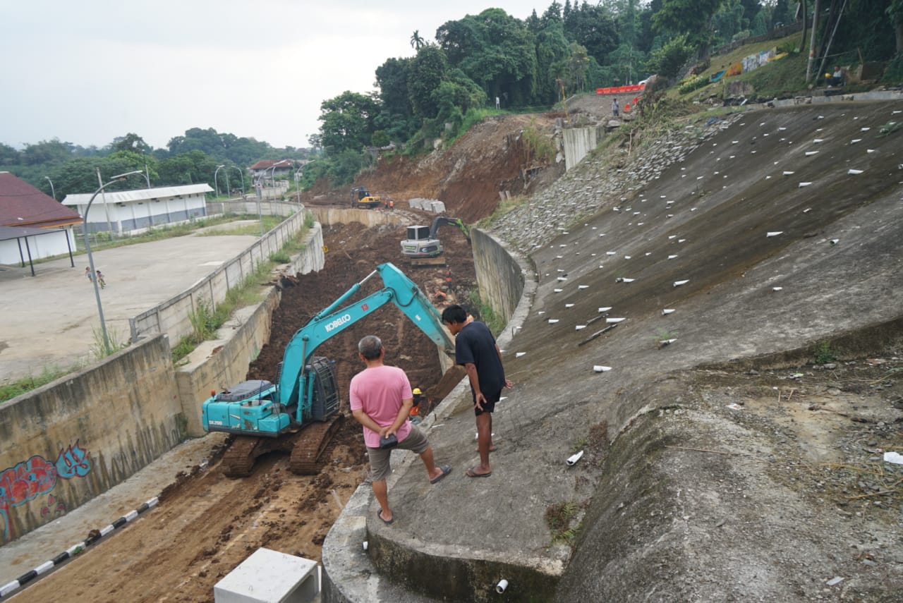 Para pekerja sedang melakukan penanganan longsor di Jalan Saleh Danasasmita, Kelurahan Batutulis), Kecamatan Bogor Selatan, Kota Bogor.