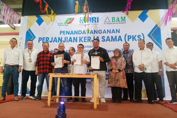 Penandatanganan kerjasama antara Bank BRI, Perumda PPJ dan PT BAM di Pasar Jambu Dua.
