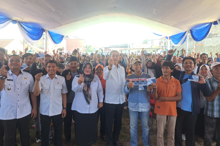 Penyerahan buku rekening bantuan RTLH di Kecamatan Bogor Barat.