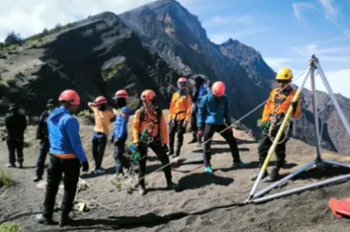 Tim SAR Gabungan saat melakukan proses evakuasi terhadap pendaki asal Brasil yang jatuh di tebing sekitar Cemara Nunggal, jalur menuju puncak Rinjani.