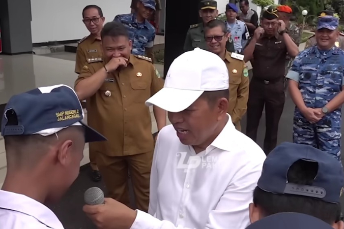 Salah satu siswa SMP di Kabupaten Subang mengaku sering bolos kepada Gubernur Jawa Barat, Dedi Mulyadi.
