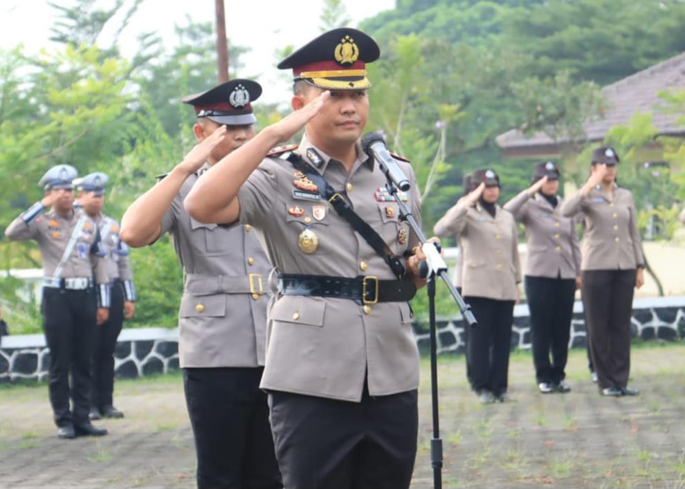 Kapolres Bogor AKBP Rio Wahyu Anggoro saat pimpin upacara.