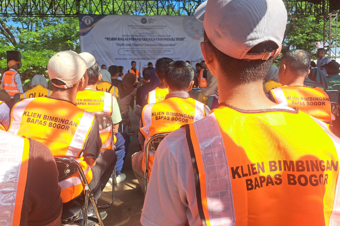 Kegiatan bersih-bersih Alun-Alun Kota Bogor yang digelar Bapas Kelas IIA Bogor.