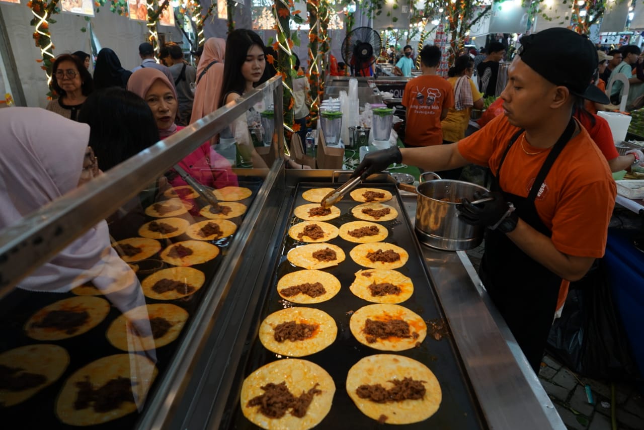 Pengunjung memadati stand kuliner di acara festifal kuliner terbesr dalam sejarah Kota Bogor, di Botani Square, Kamis 26 Juni 2025.