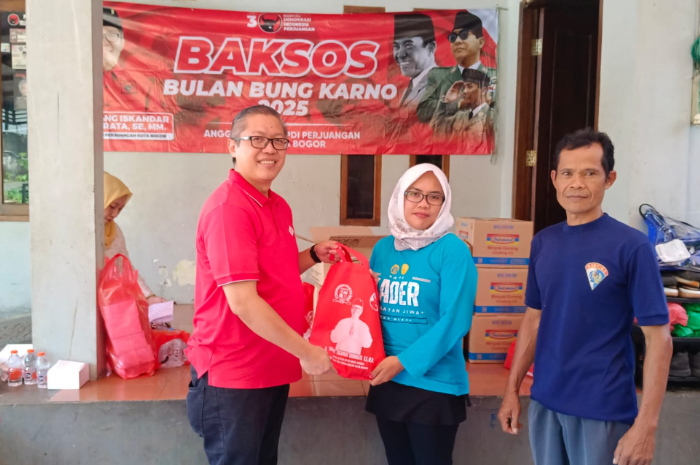 Ketua DPC PDIP Kota Bogor Dadang Iskandar Danubrata memberikan bantuan berupa baksos kepada warga.