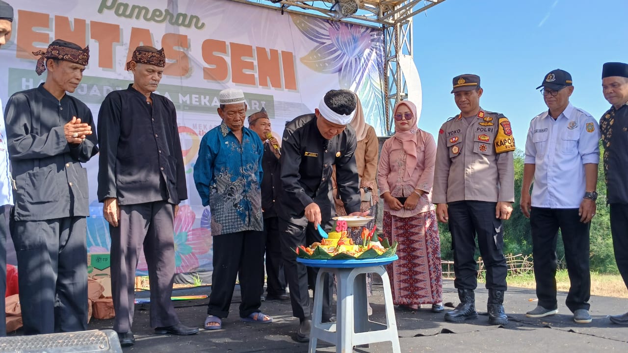 Desa Mekarsari, Kecamatan Rumpin, Kabupaten Bogor, menggelar sedekah hasil bumi sebagai perayaan Hari Jadi Desa ke-39 tahun.