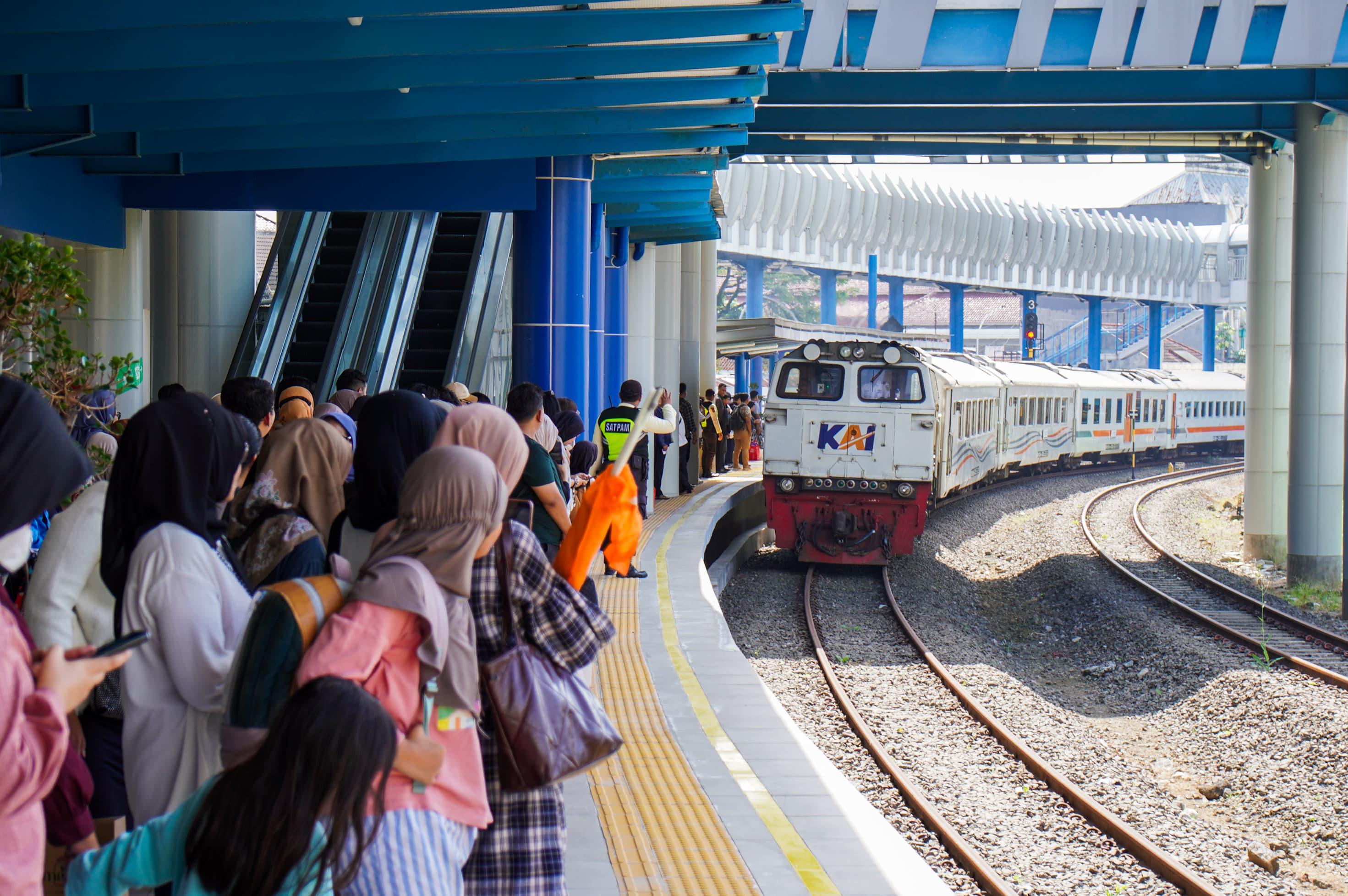 Situasi calon penumpang KA Lokal Pangrango di Stasiun Paledang, Kota Bogor.