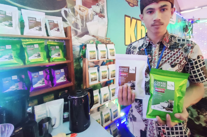 Barista Kopi Khayangan memperlihatkan salah satu produk kopi organik Khayangan.