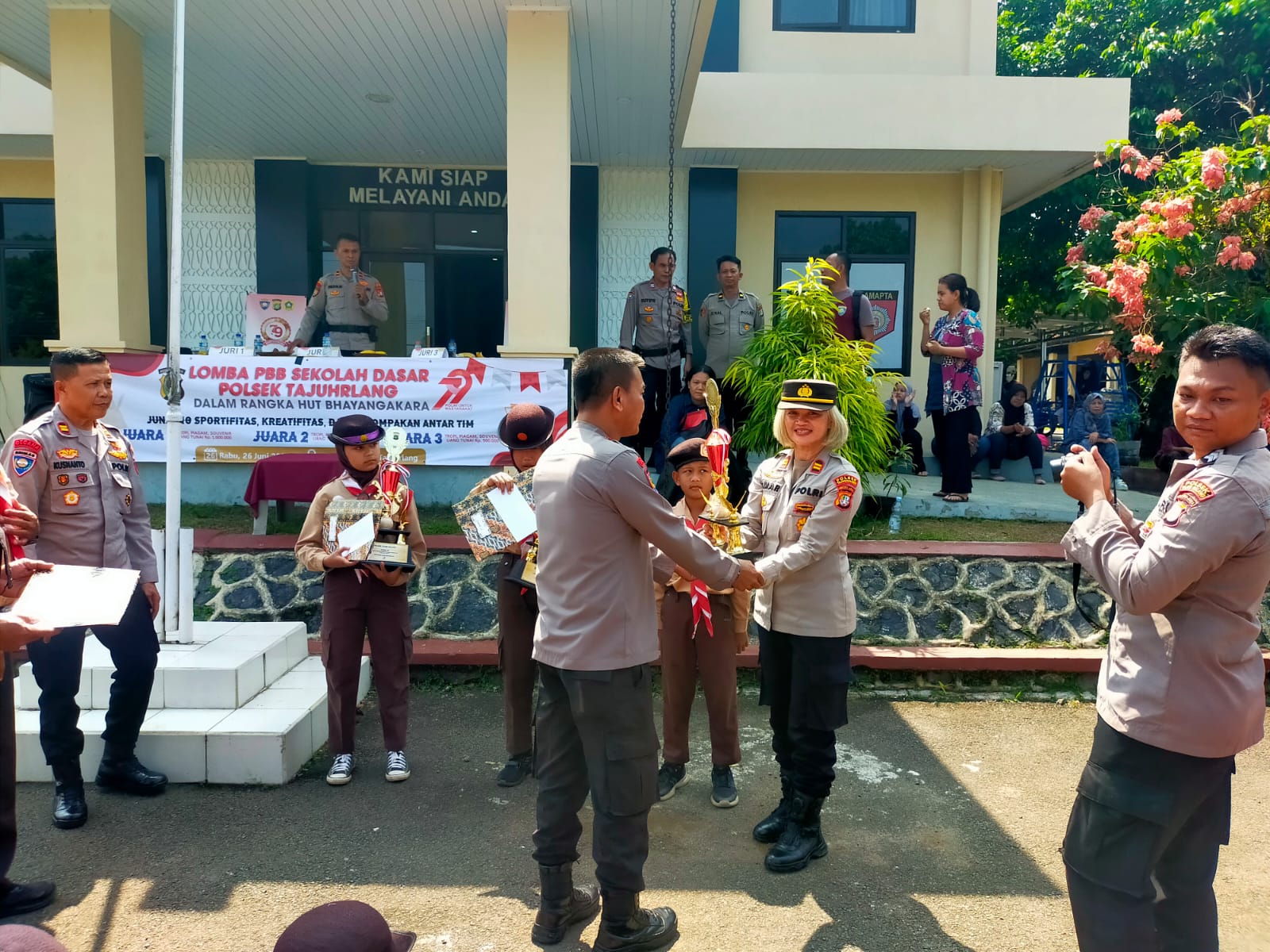 Polsek Tajurhalang, Polres Depok, saat menyambut kedatangan ratusan pelajar SD dan MI yang ingin belajar PBB, Kamis 26 Juni 2025.