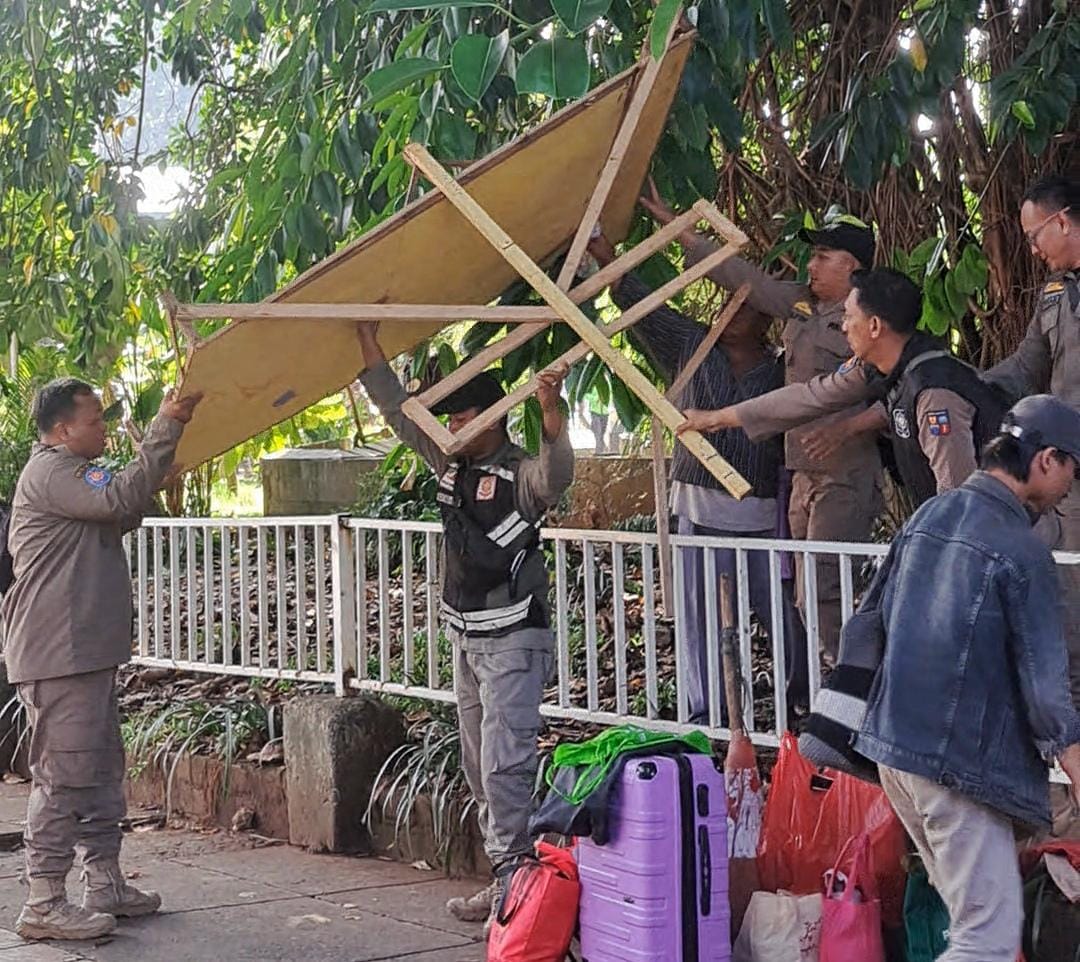 Petugas Satpol PP saat merazia lapak PKL di Alun-alun Kota Bogor, Kamis 26 Juni 2025.