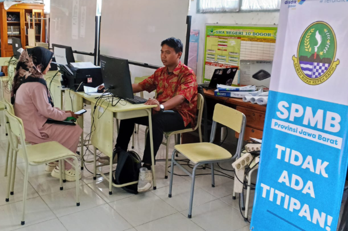 Suasana pendaftaran SPMB 2025 SMAN 10 Kota Bogor yang masih berlangsung hingga saat ini.