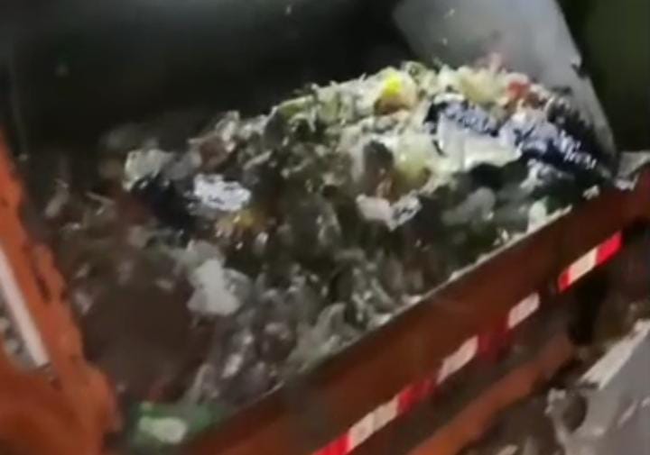 Tangkapan layar armada sampah UPT Pengelolaan Sampah Wilayah III Ciawi, membuang muatannya di lingkungan warga.