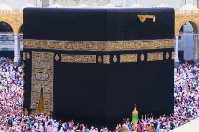 Tradisi pergantian Kiswah Ka&rsquo;bah pada 1 Muharram.
