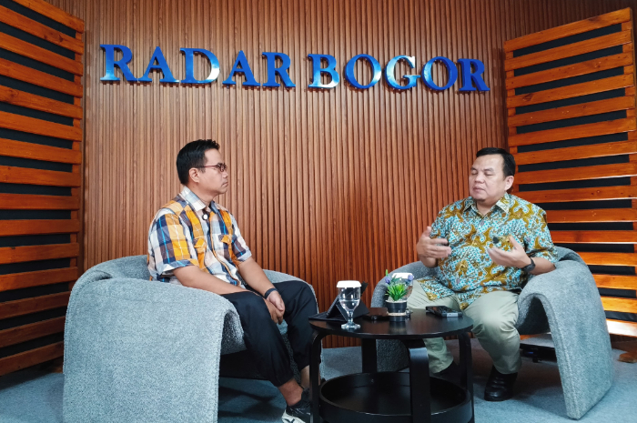 Ketua DPRD Kota Bogor, Adityawarman Adil  saat di Podcast Radar Bogor. Ia menyoroti maraknya kasus game online terlarang di Kota Bogor.