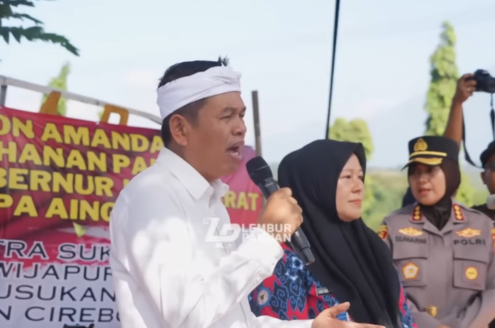 Gubernur Jawa Barat Dedi Mulyadi saat berkunjung ke calon desa wisata Ciawijapura, Cirebon