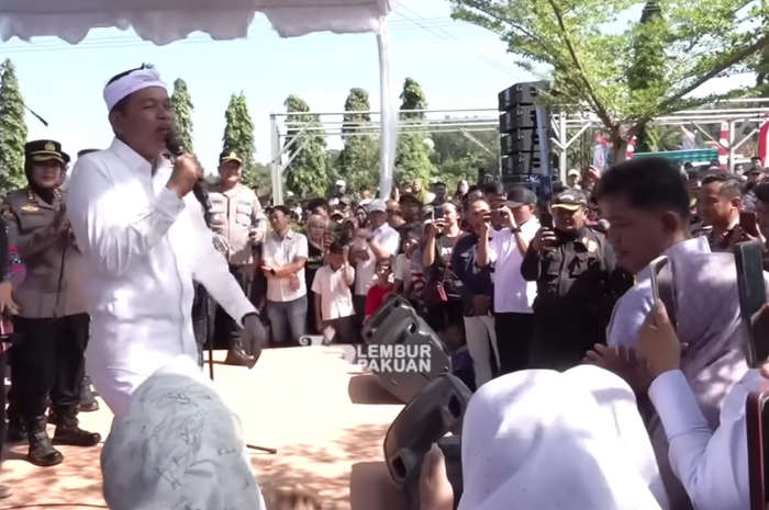 Gubernur Jawa Barat, Dedi Mulyadi menyapa ibu-ibu di Desa Ciawijapura, Kabupaten Cirebon.