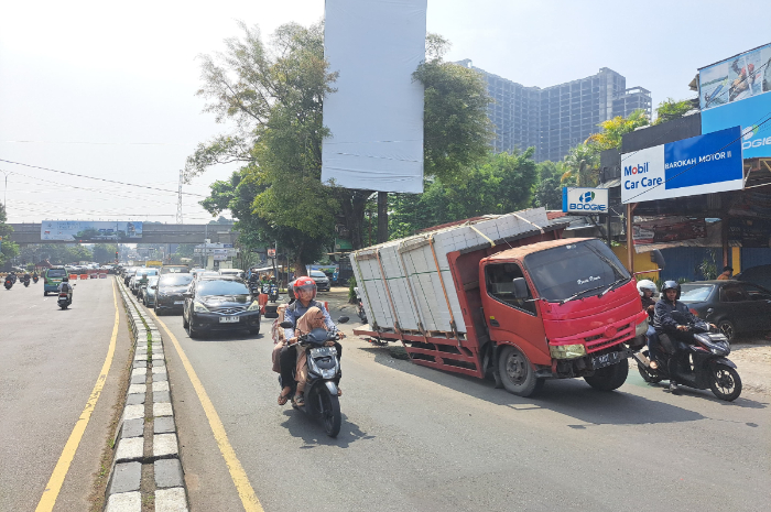 Truk pengangkut hebel yang alami patah as di Jalan KS Tubun pada Jumat 27 Juni 2025.