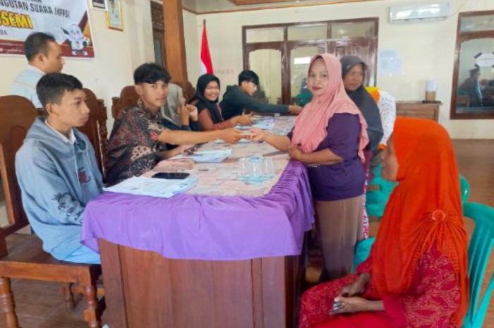 Penyaluran Bansos PKH dan BPNT pada KPM di Desa Jungsemi.