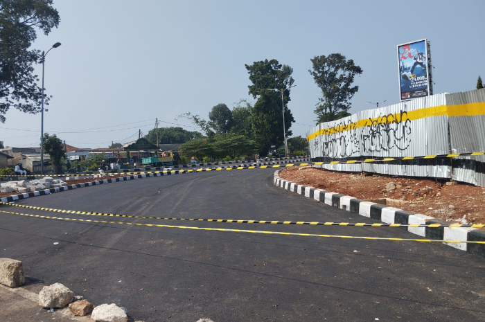 Jalan Simpang Daralon di Kabupaten Bogor yang masih belum bisa beroprasi.