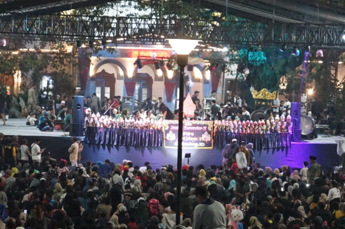Ribuan warga memadati Alun-alun Kota Bogor pada Jumat malam 27 Juni 2025) untuk menyaksikan pagelaran wayang golek dalam rangka penutupan rangkaian Hari Jadi Bogor (HJB) ke-543.