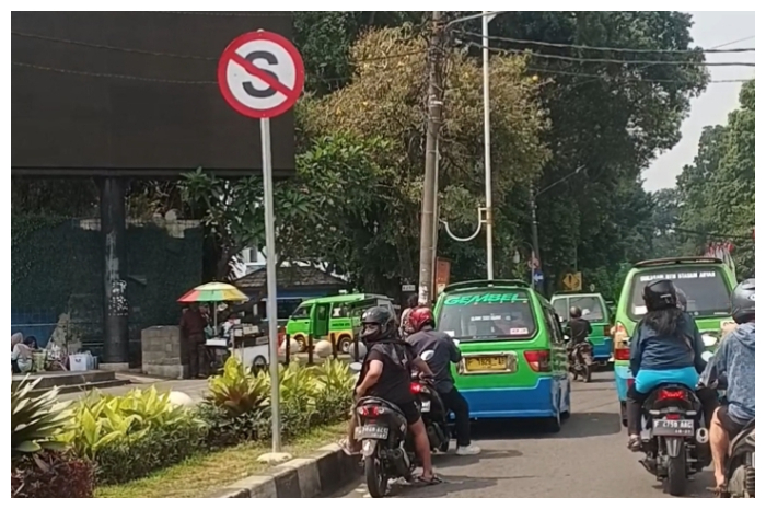 Ikustrasi angkot di Kota Bogor.