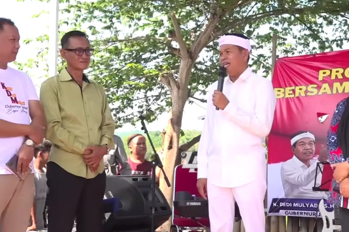 Dengan serius Gubernur Jawa Barat, Dedi Mulyadi memberikan arahan kepada warga Cirebon.