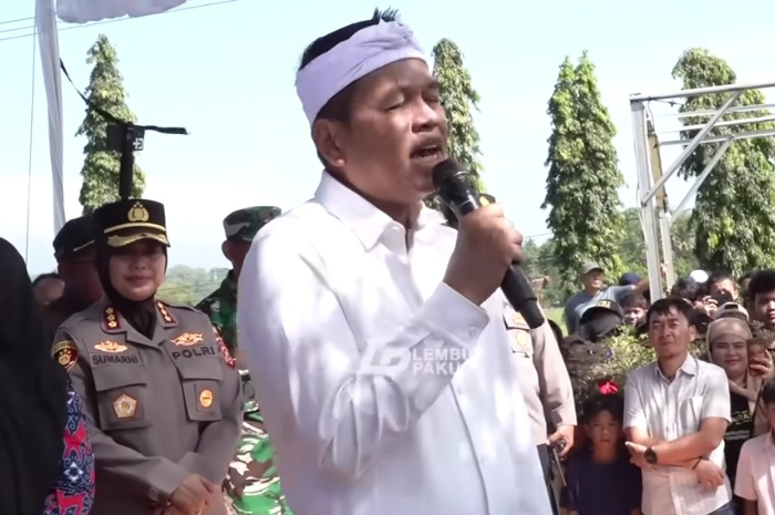 Gubernur Jawa Barat, Dedi Mulyadi berdialog dengan ibu-ibu di Cirebon.