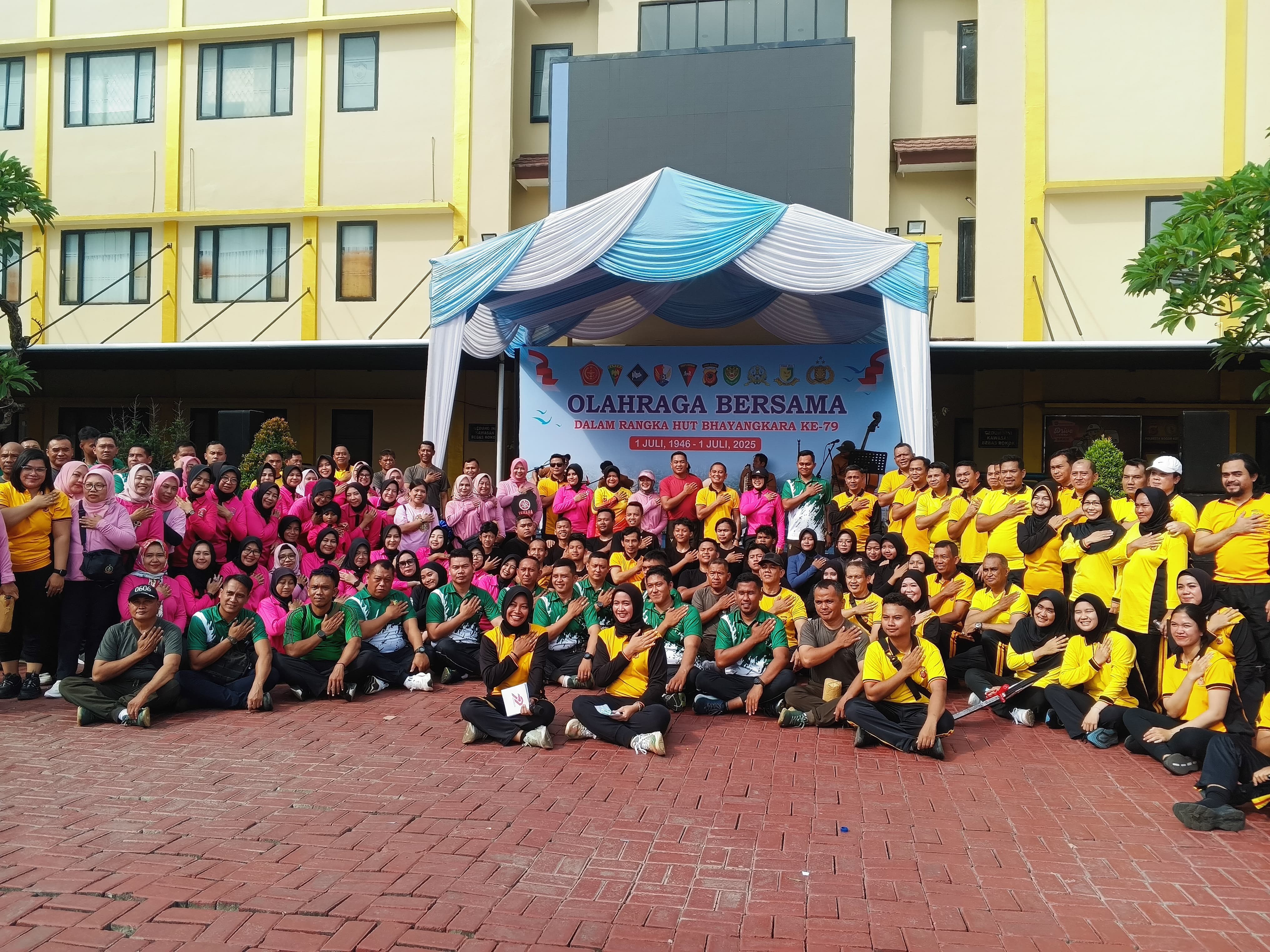 Foto bersama usai olahraga yang digelar Polresta Bogor Kota dan Kodim 0606 Kota Bogor dalam rangka HUT Bhayangkara.