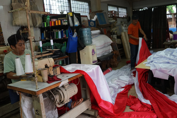 Proses penjahitan bendera merah putih raksasa untuk Festival Merah Putih 2025.