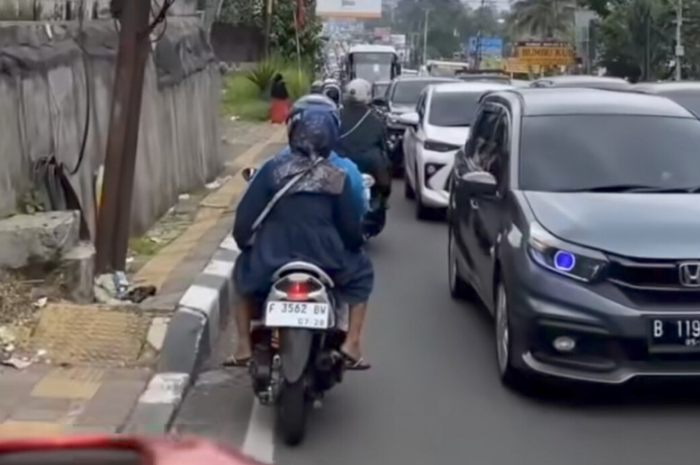 Rekayasa lalu lintas di jalur Puncak dari arah Jakarta terlihat padat pada Sabtu, 28 Juni 2025.