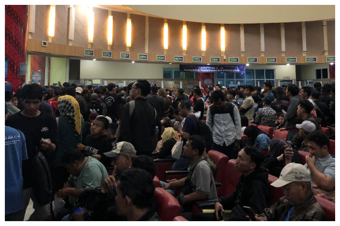 Warga Kabupaten Bogor, antre hendak membayar Pajak Kendaraan di Kantor Samsat, Jalan Raya Bogor, Sabtu 28 Juni 2025.
