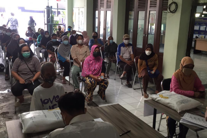 Penyaluran Bansos di Kelurahan Pringgokusuman.