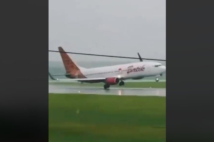Tangkapan layar video Pesawat Batik Air saat hendak mendarat dalam kondisi miring di Bandara Soetta.