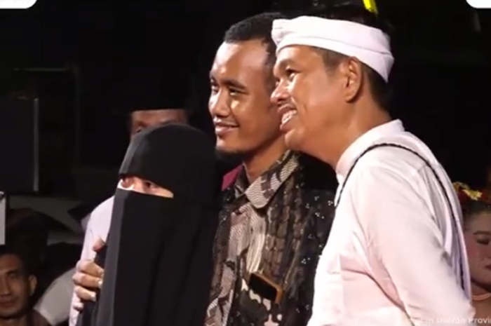 Gubernur Jawa Barat Dedi Mulyadi bersama sepasang suami istri pada acara Ngangjang Ka Warga di Alun-Alun M Hasibuan Kota Bekasi, Sabtu, 28 Juni 2025.