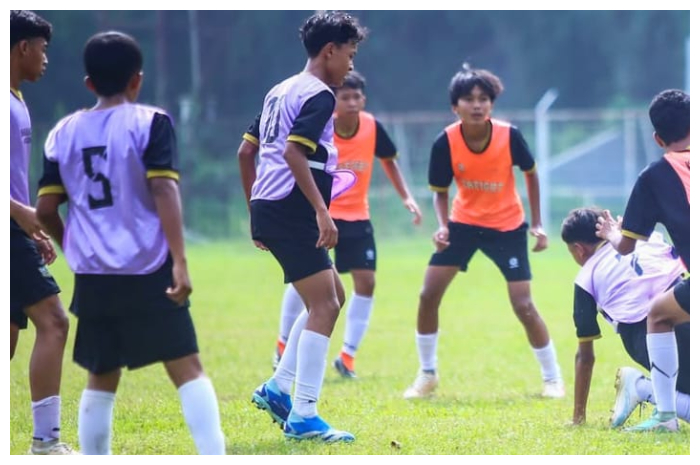 Para pemain mengikuti seleksi Dewa United U-18 di Stadion Pajajaran, Kota Bogor pada Sabtu 28 Juni 2025.