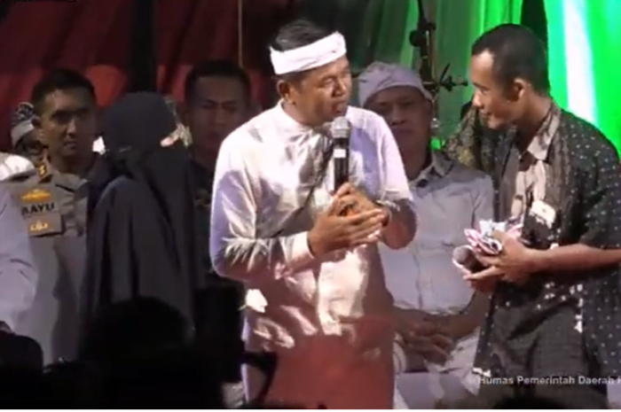 Gubernur Jawa Barat Dedi Mulyadi berbincang dengan sepasang suami istri dalam acara Ngangjang Ka Warga di Alun-Alun M Hasibuan Kota Bekasi, Sabtu, 28 Juni 2025 malam.
