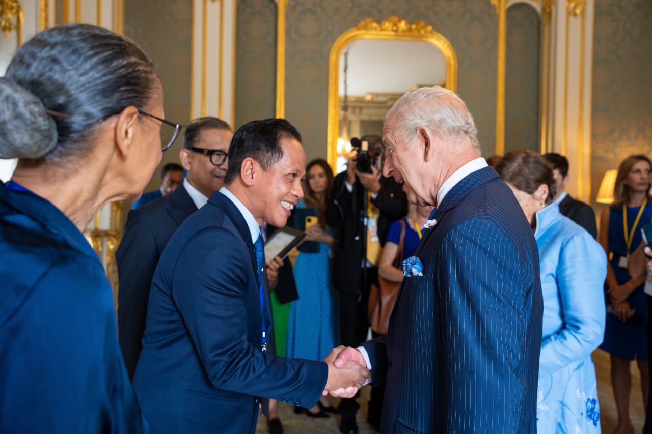 Menteri LH/BPLH, Hanif Faisol Nurofiq, saat bertemu Raja Charles III dalam pertemuan &ldquo;Nature Action&rdquo; di London, Inggris, pada 25 Juni 2025.