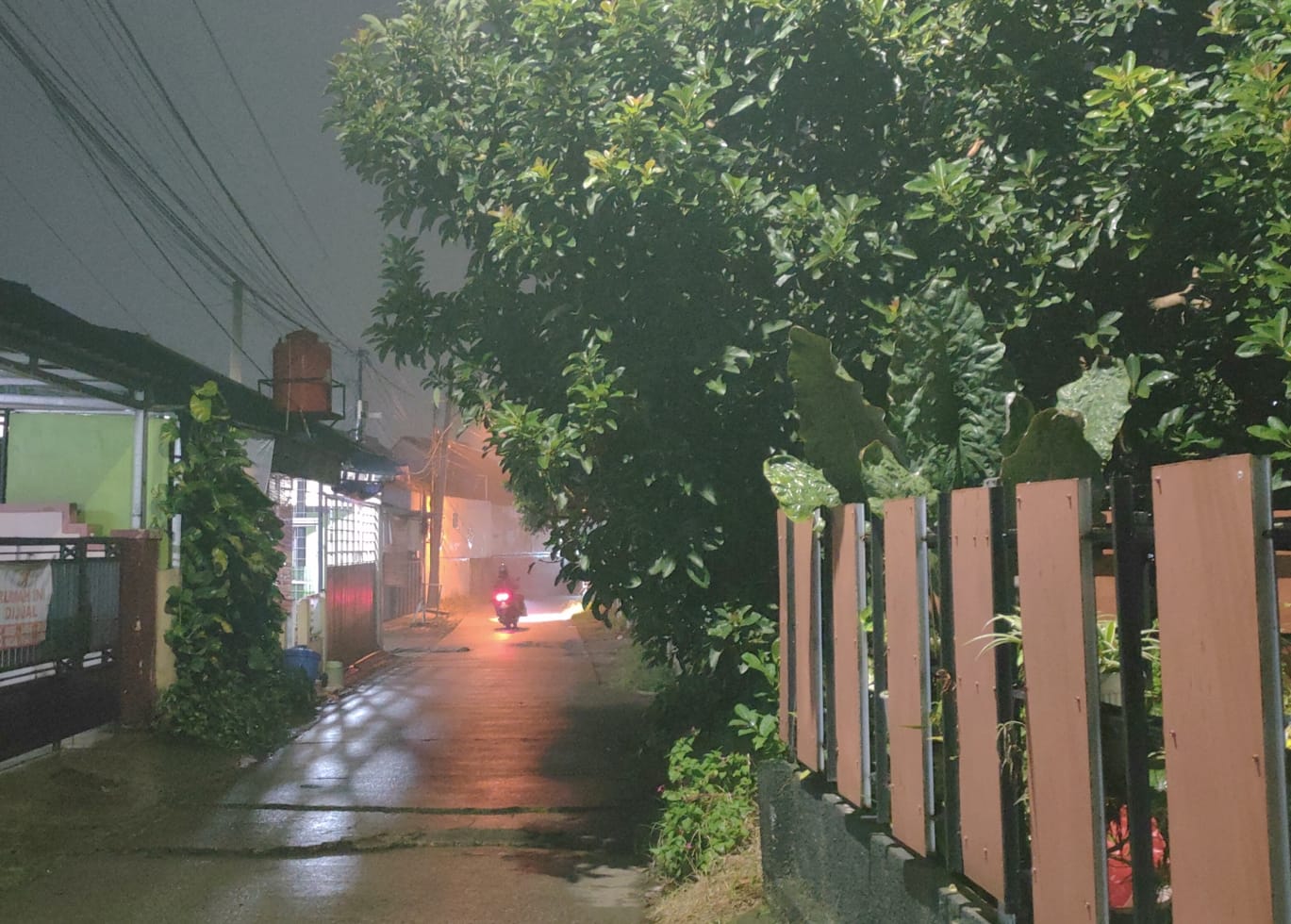 Kondisi di Jalan Kebon Duren, Kelurahan Kalimulya, Kecamatan Cilodong, Kota&nbsp;Depok, yang&nbsp;berkabut pada Minggu 29 Juni 2025 malam.