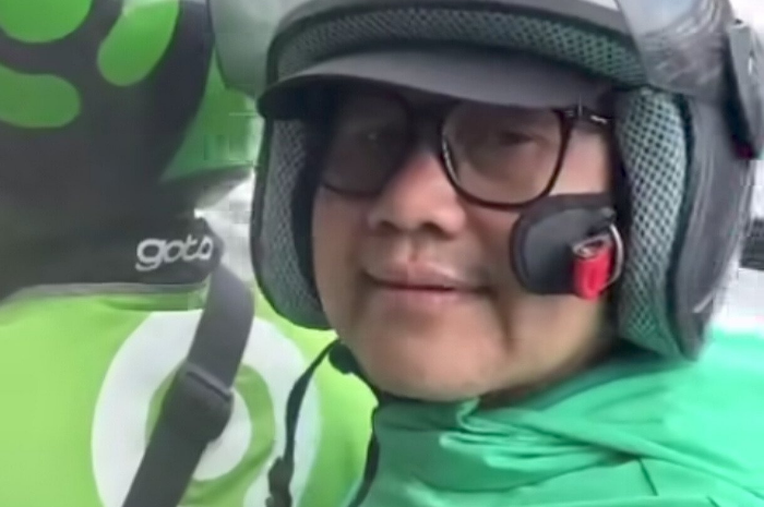 Menteri PMK, Muhaimin Iskandar atau Cak Imin saat menggunakan ojek online di Bali.