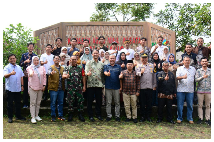 PLN menylurkan program Tanggung Jawab Sosial Lingkungan kepada Kelompok Tani Nurul Amal Jayawangi Farm, Desa Gunung Endut, Kecamatan Kalapa Nunggal, Kabupaten Sukabumi.