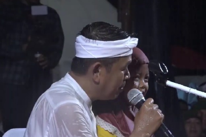 Seorang anak rela kehujanan demi bisa bertemu Gubernur Jawa Barat, Dedi Mulyadi di Kota Bekasi.