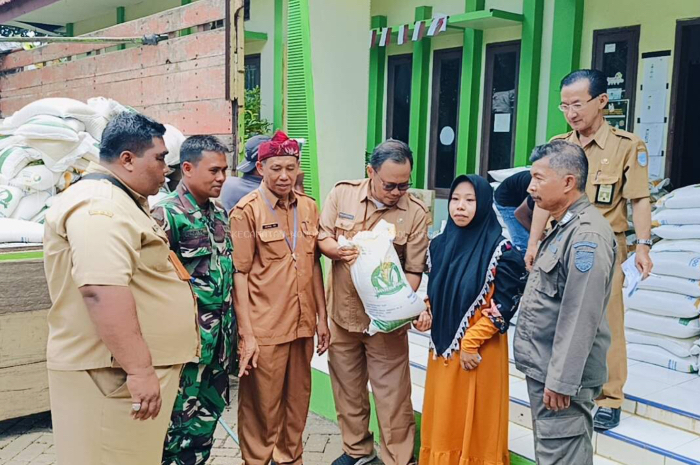 Penyaluran Bantuan Pangan Berupa Beras di Wonoasih Probolinggo.