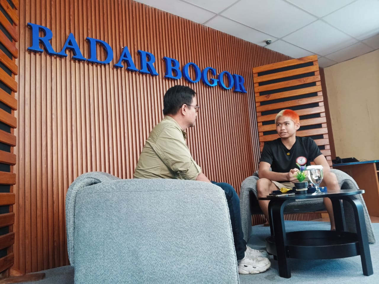 Bumi Magani Abraar Himara (Kanan) atlet juara dunia MMA saat di Podcast Radar Bogor.