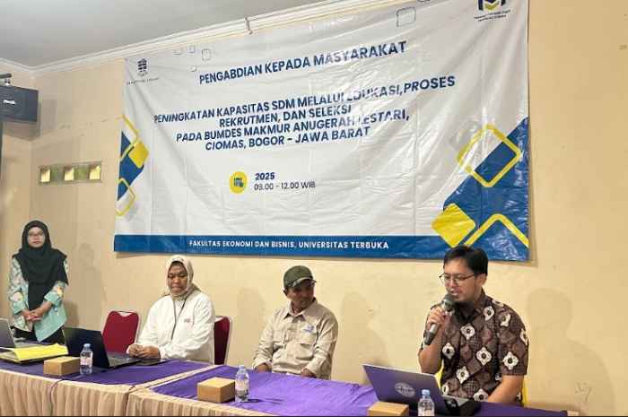Tim PKM UT saat menggelar pelatihan tata kelola keuangan desa di Ciomas, Kabupaten Bogor.