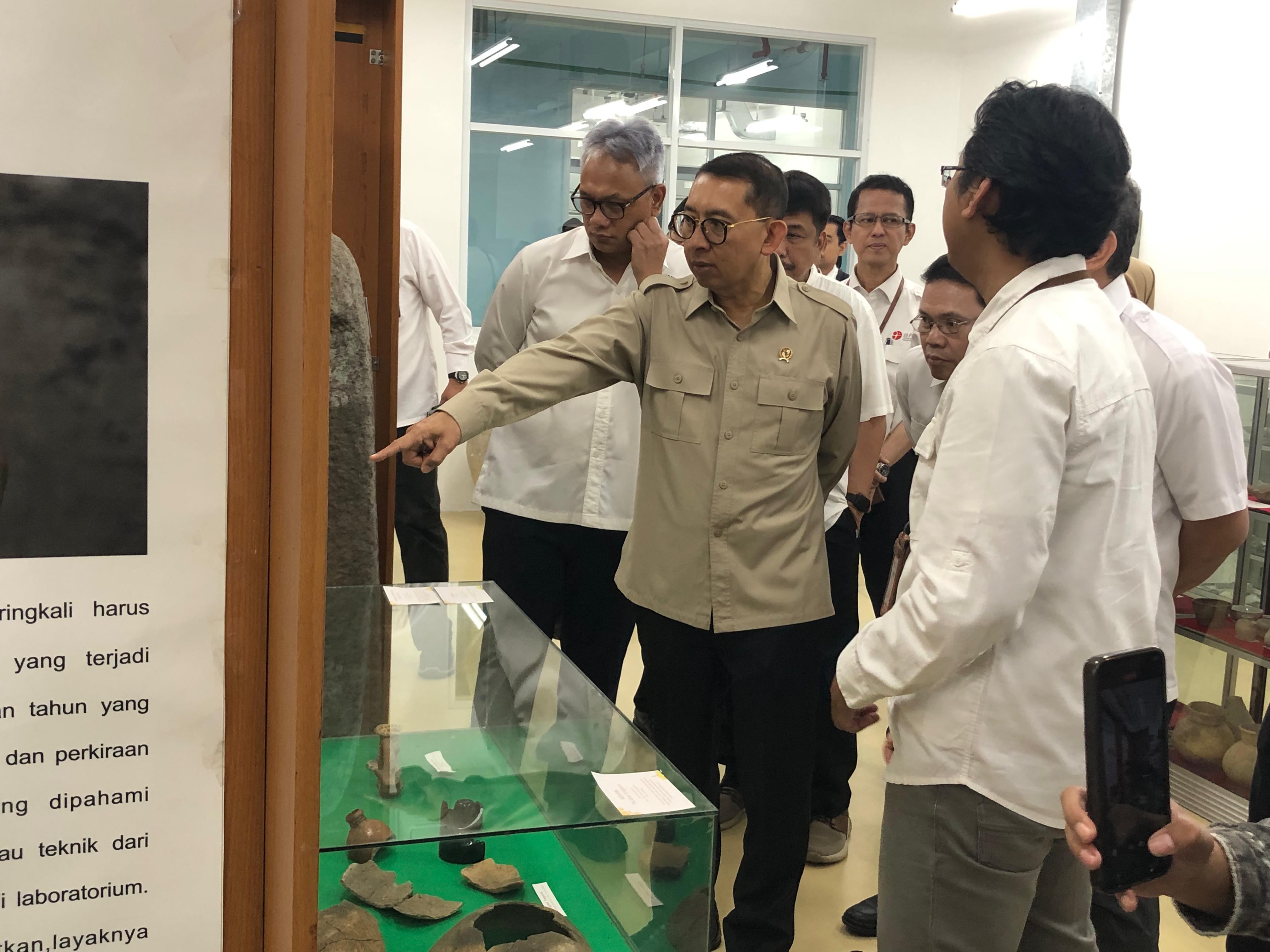 Menteri Kebudayaan Fadli Zon saat berkunjung ke Gedung Badan Riset dan Inovasi Nasional (BRIN) di Cibinong, Kabupaten Bogor, Senin 30 Juni 2025.