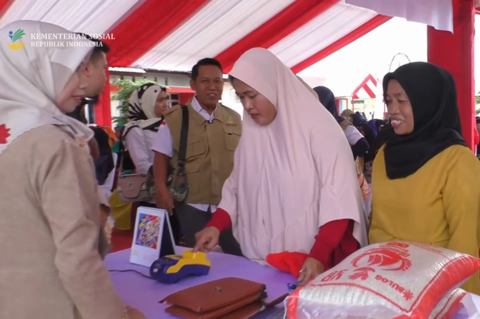 Penyaluran bansos oleh Kemensos RI