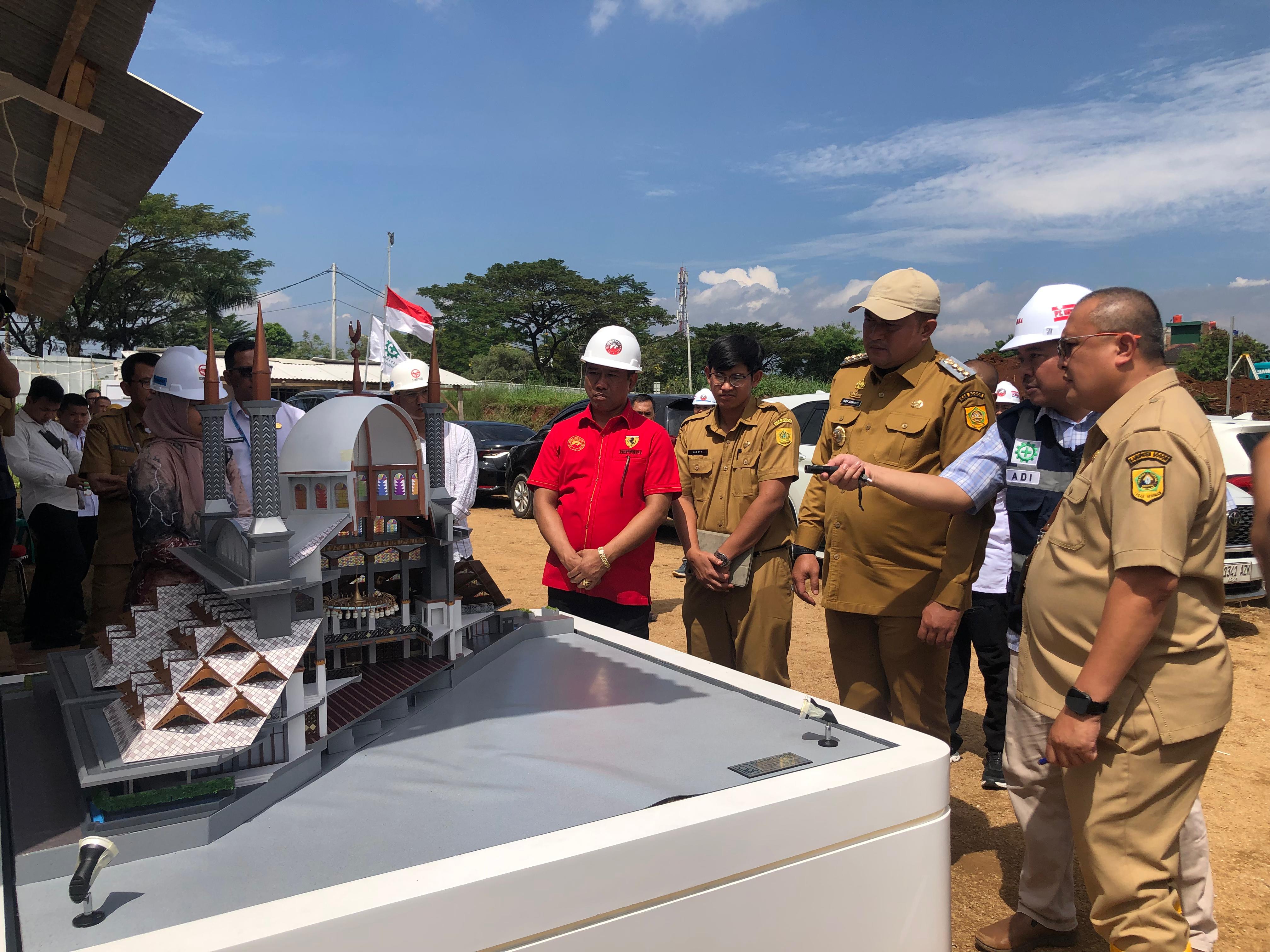 Bupati Bogor, Rudy Susmanto saat meninjau pembangunan Masjid Raya Kabupaten Bogor di area Stadion Pakansari, Cibinong, Senin 30 Juni 2025.