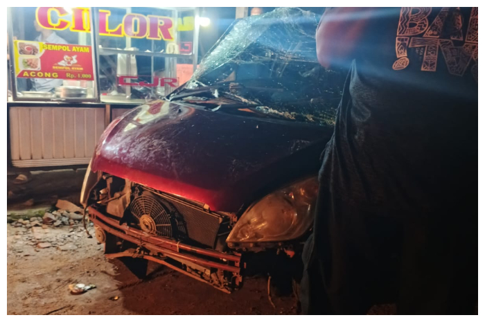 Kondisi mini bus yang ditabrak kereta commuterline di Tenjo, Kabupaten Bogor.