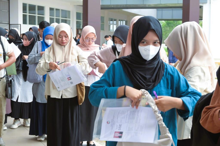 Para peserta yang mengikuti seleksi ujian masuk PTKIN bersiap menunggu hasil pengumuman.