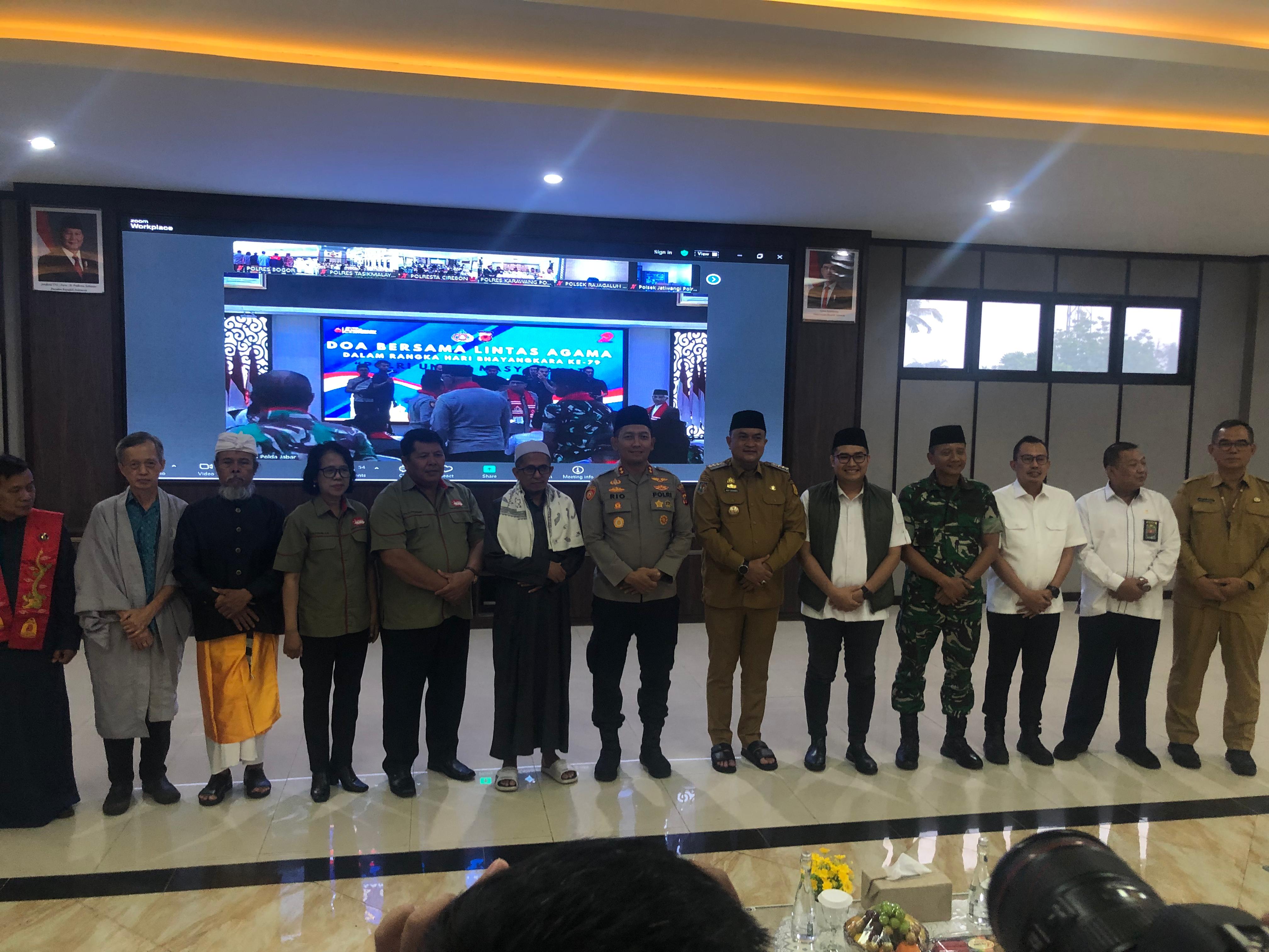 Momen saat Polres Bogor, menggelar doa bersama lintas agama dalam rangka peringatan HUT Bhayangkara, Senin 30 Juni 2025.